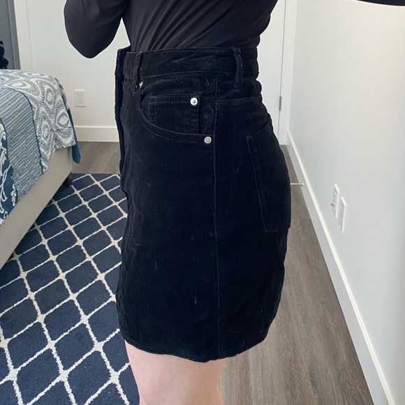 Black Velvet mini Skirt - H&M - Size 6 - with pockets - Picture 5 of 6